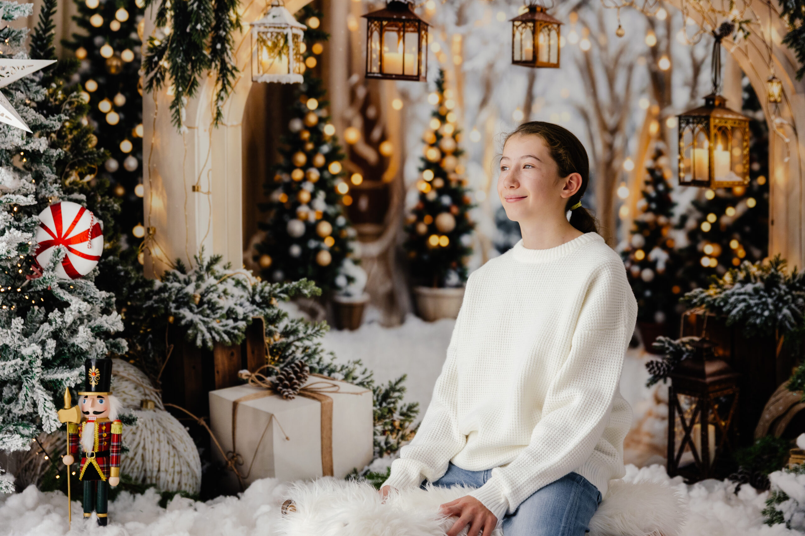 Portrait dans la lumière chaleureuse des lanternes de Noël