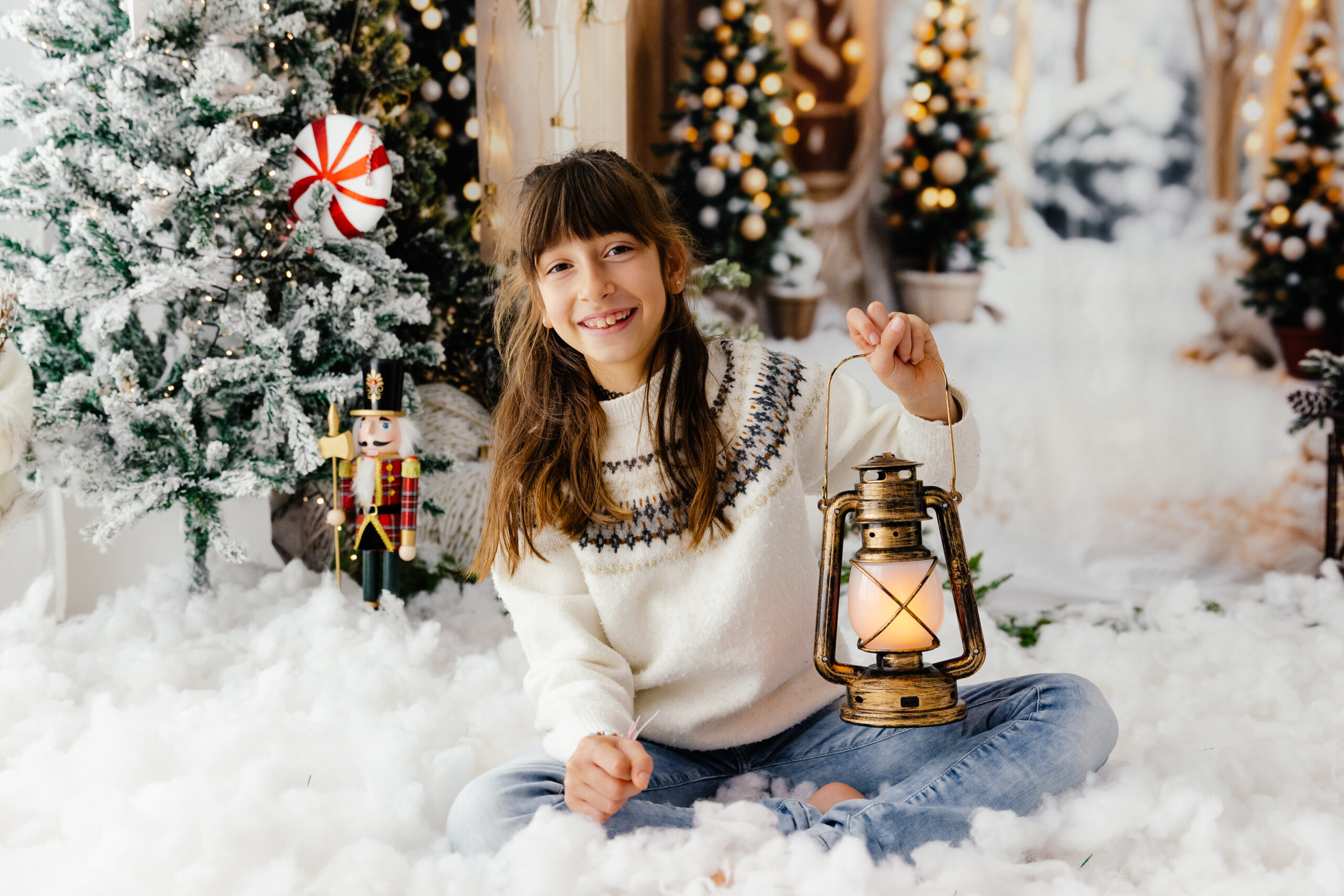 Un instant de complicité en famille dans le décor de Noël