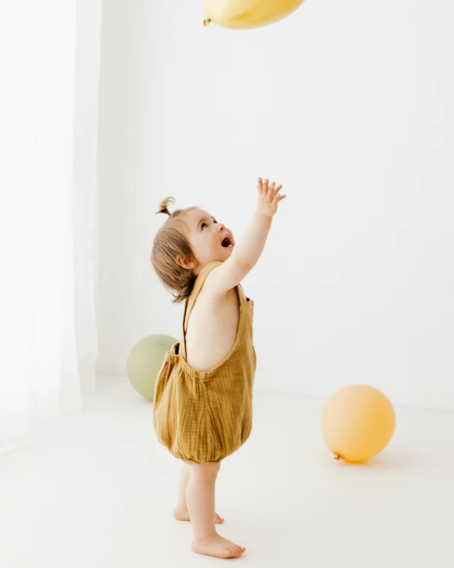 [Attention Mignonnerie 😍]

Quand j'ai ouvert le studio il y a un peu plus d'un an et demi maintenant, j'avais en tête des images, un rendu, un style doux et tendre à la fois. 
J'avais la volonté de mettre en valeur, vos bébés et votre famille de manière épurée, tendre et poétique.

Au début, cela n'a pas été évident car j'étais tout à fait consciente que ces images n'étaient que dans ma tête, et que j'aurais du mal à vous demander des tenues appropriées pour ce style de photos.

Alors j'y ai mis tout mon cœur, et pas mal de temps à chercher des petites tenus pour vos petits et grands bébés. 
Je ne vous les imposes pas ! et pendant une séance photo nous pouvons faire un mixe d'une tenue à vous et une tenue du studio.
Mais quand à votre arrivée, je vous vois fondre devant celles que je vous propose et que je vois le résultat en images je me dis que quand même j'ai bien fais ! 😍

Quand vous réservez une séance au studio, vous avez accès au dressing pour vos bébés de la naissance à 2 ans environs, pour les séance femmes enceintes et aussi pour les femmes en séance famille.

Je fais des séances en studio oui mais vos petits ne posent pas vraiment, ils jouent et ils doivent être à l'aise pour qu'ils puissent s'exprimer en toute liberté !

Et vous ? aimez-vous le résultat ?

.......................................................................................................
#seancephotobebe #studiophotosaintorensdegameville #studiophotobebetoulouse #villedesaintorensdegameville #photodebebe #photodefamille