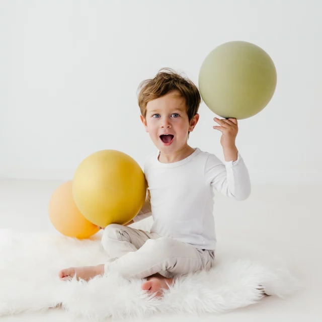 L’été est là, et je profite souvent des séances en extérieur, au cœur de la nature. Mais si vous préférez éviter la chaleur et passer un moment agréable en famille au frais du studio, c’est tout à fait possible ! 😄

Je serai en vacances à partir du 6 août, mais il me reste encore quelques disponibilités pour vos envies de dernière minute 😉.
Je prends également les réservations pour les séances photos à partir du 25 août !
Vous serez tout bronzés et reposés après vos vacances, c’est le moment idéal pour en profiter !

📍Le studio est situé à St-Orens-de-Gameville aux portes de Toulouse.

#seancephotofamille #photographetoulouse #saintorensdegameville #quintfonsegrives #seancephoto #famille #femmeenceinte #grossesse #bébé